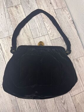 Elegant Black Velvet Shoulder Bag with Twist-Clasp